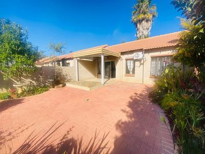 Simplex For Rent in Mooikloof Ridge Estate, Pretoria