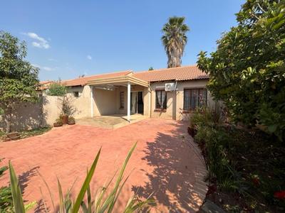 Simplex For Rent in Mooikloof Ridge Estate, Pretoria